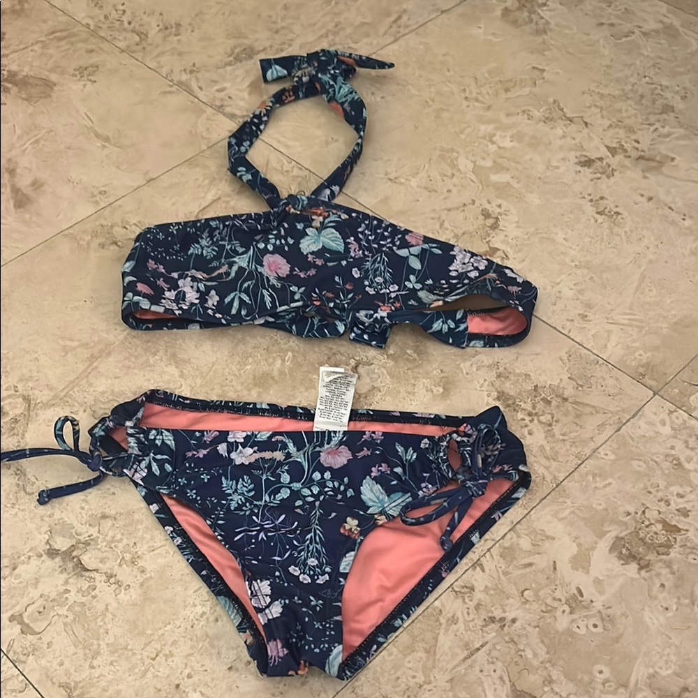 Floral Kids Bikini Set - Blue and Pink
Only worn 2-3 times
